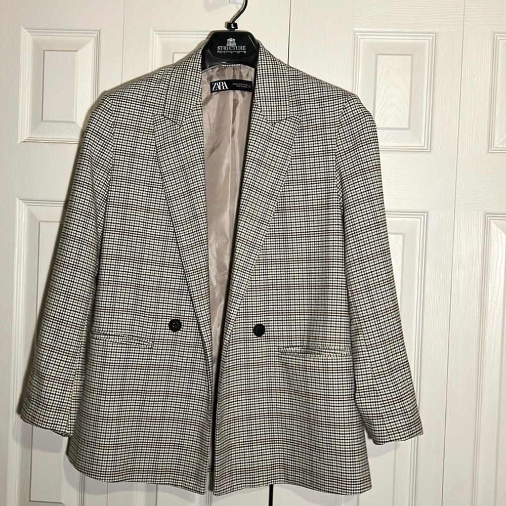 Women’s houndstooth oversized blazer from Zara. 
Sized Xs.